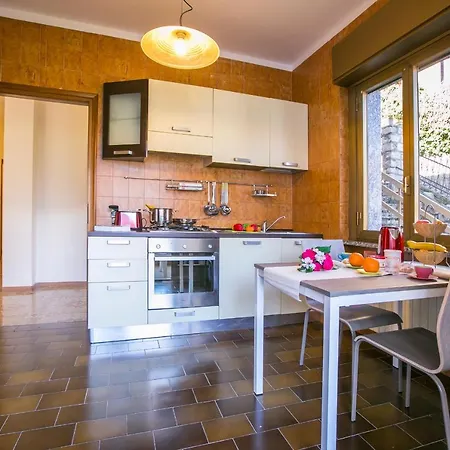 Sleeps 6 別荘 Brienno